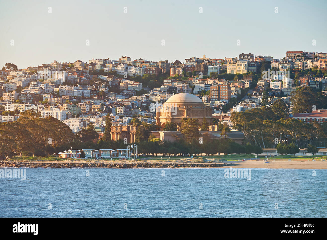 San Francisco cityline di case con la linea costiera. Vista panoramica del tramonto in San Francisco Foto Stock