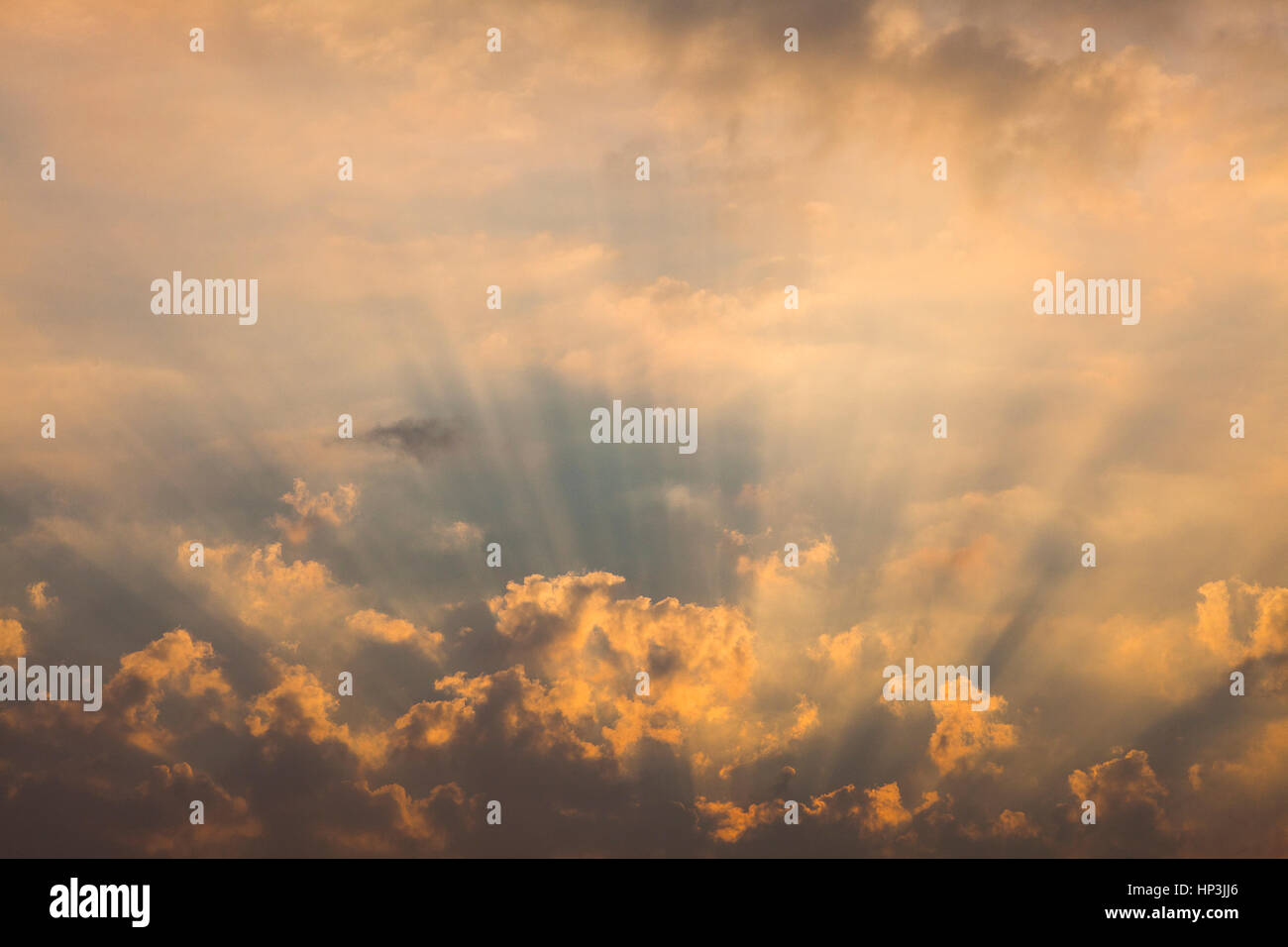 Sole che splende dietro il cielo nuvoloso, raggi solari, Germania Foto Stock