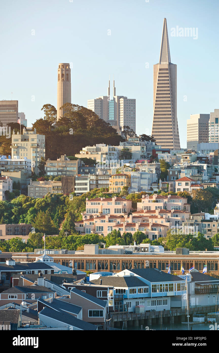 San Francisco giorno cityscape con il famoso molo giornata soleggiata del tempo. Il centro della città di san francisco Foto Stock