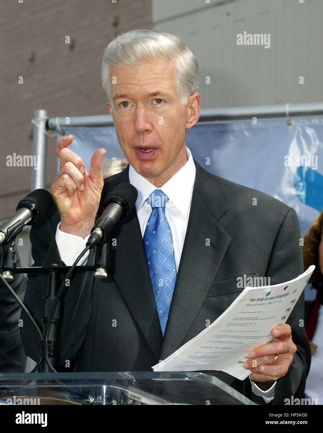 California Gov. Gray Davis parla della California di famiglie sane programma e come egli ha ridotto la domanda da 28 pagine a 4 pagine nel corso di una conferenza stampa presso la famiglia Venezia clinica di Santa Monica, California il lunedì 29 settembre, 2003. Davis sta cercando di mantenere il suo lavoro in California richiamo dell elezione. Foto di Francesco Specker Foto Stock