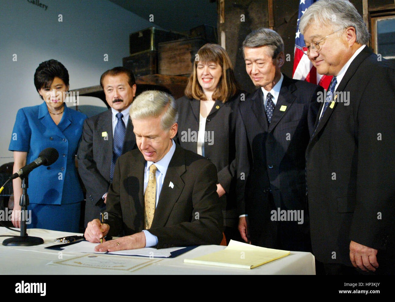 California Gov. Gray Davis, centro, segni un disegno di legge che retroattivamente sovvenzioni high school diplomi di Japanese-Americans che furono internati durante la II Guerra Mondiale nel corso di una cerimonia presso il giapponese American National Museum di Los Angeles il Sabato, Settembre 13, 2003. Dietro Davis, da sinistra, sono stato assemblymembers, Judy Chu, George Nakano, Sally Lieber, sost. Robert Matsui e sost. Mike Honda. Leiber è stato l'autore del disegno di legge . Foto di Francesco Specker Foto Stock