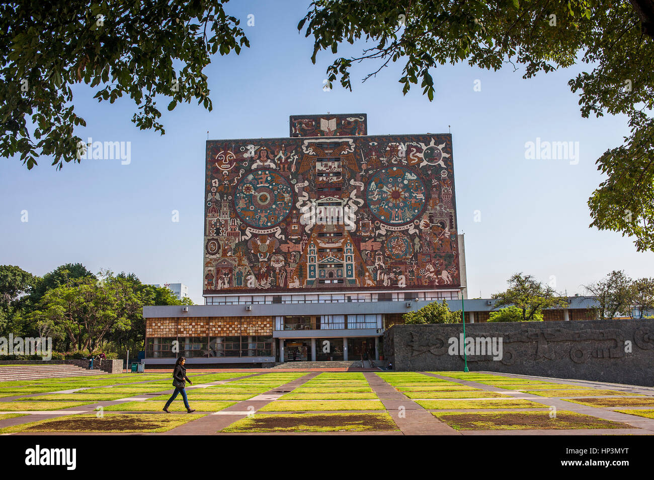 `Representación histórica de la cultura´, murale di Juan o'Gorman sulla facciata della biblioteca, Università Nazionale Autonoma del Messico (UNAM) Foto Stock