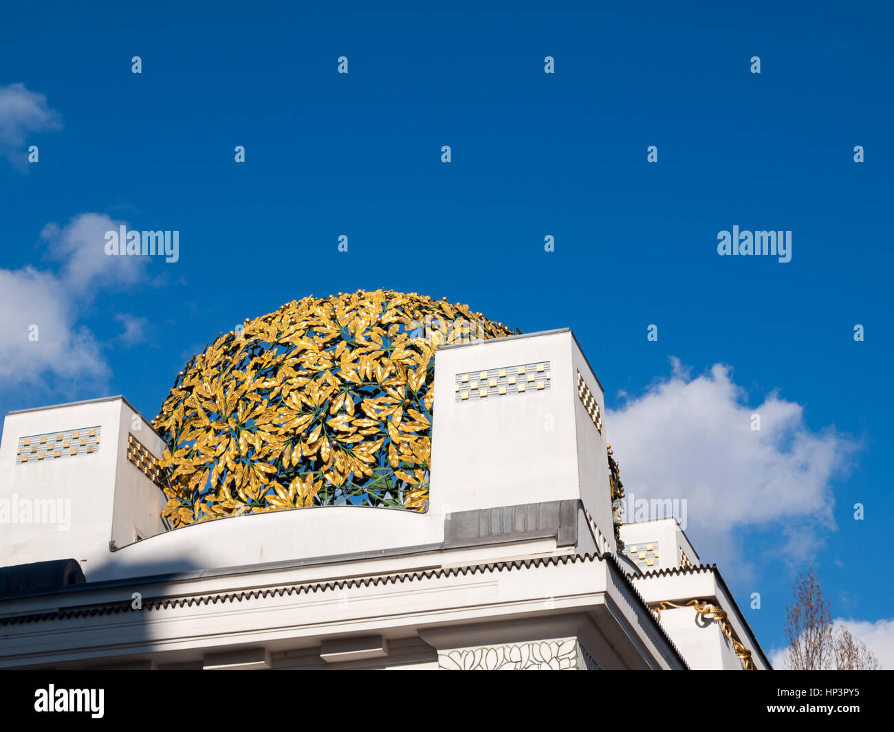 Secessione costruzione foglie dorate della cupola, Vienna Foto Stock