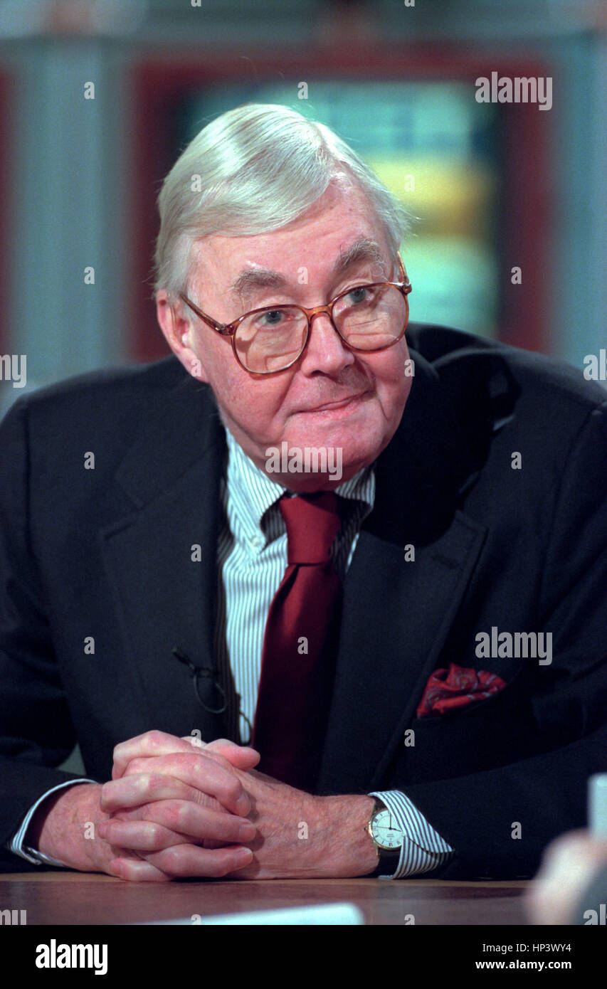 Stati Uniti Il senatore Daniel Patrick Moynihan discute la possibile prova del senato del Presidente Clinton seguendo il suo impeachment dalla casa durante il raduno del NBC la pressa 27 Dicembre 1998 a Washington, DC. Foto Stock