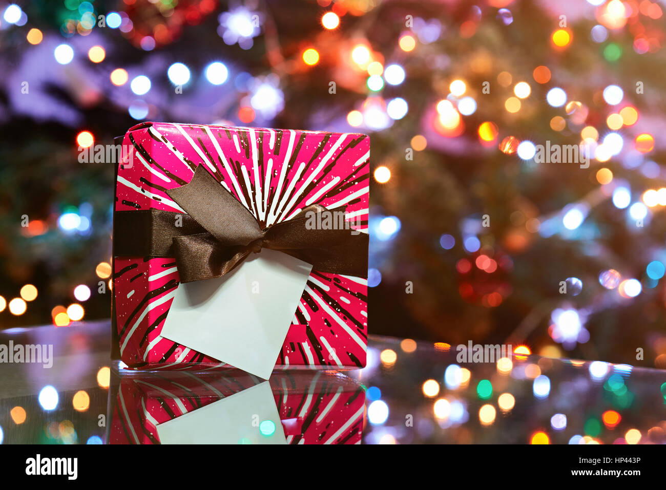 Colorfull presente sulla scatola di luci di Natale sfondo Foto Stock