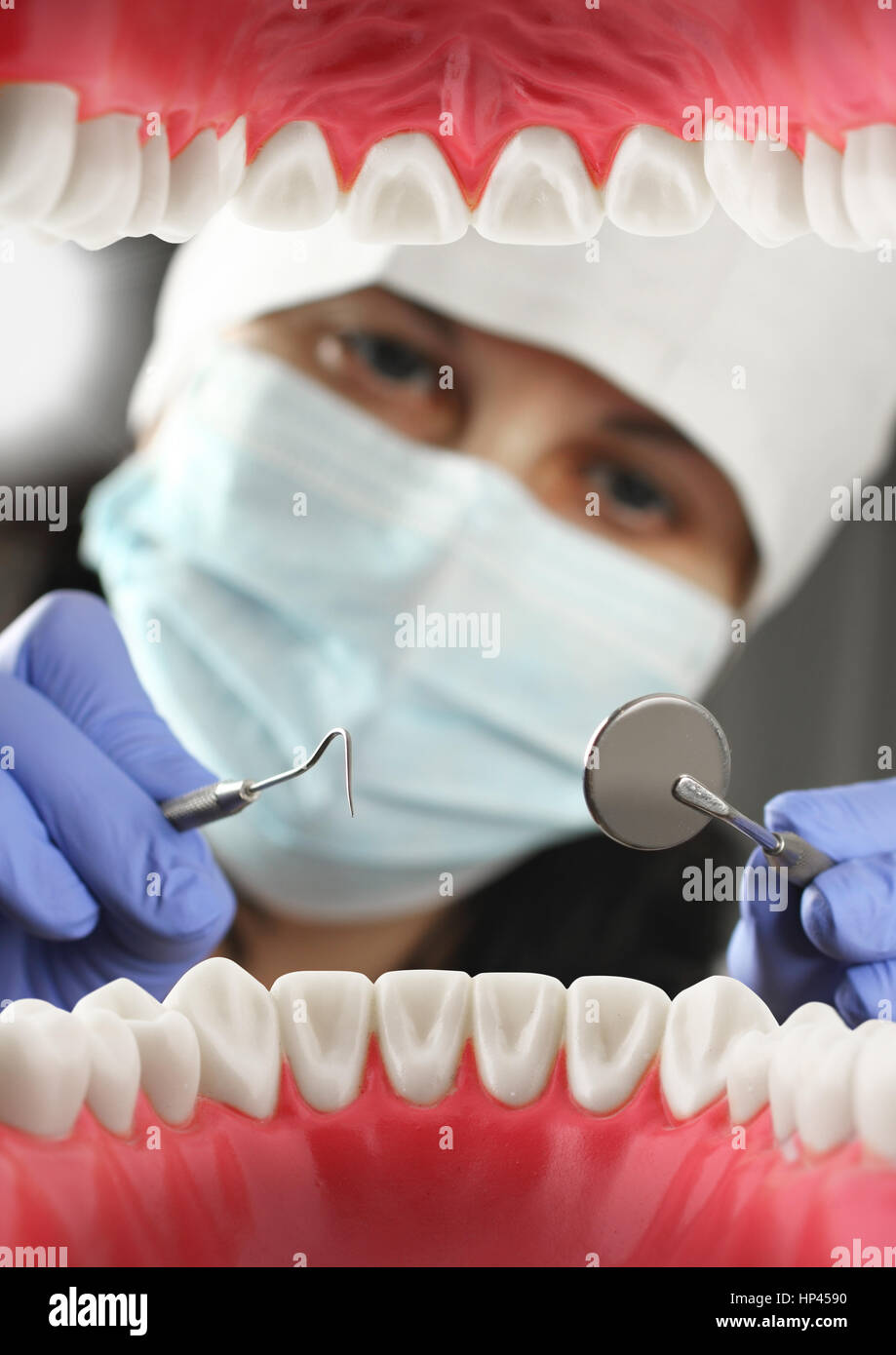 Medico cura dei denti, all'interno della bocca vista. Soft focus Foto Stock