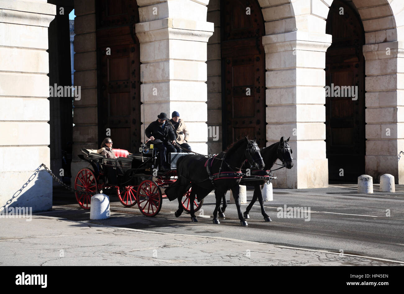 Carrozza a cavallo presso il Palazzo di Hofburg di Vienna, Austria, Europa Foto Stock