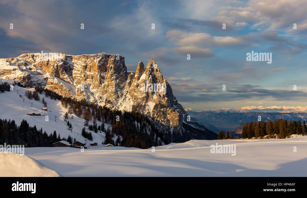 Alba sull'altopiano montano dell'Alpe di Siusi (Alpe di Siusi) e il massiccio dello Sciliar nella stagione invernale. Le Dolomiti Gardena. Alpi Italiane. Foto Stock