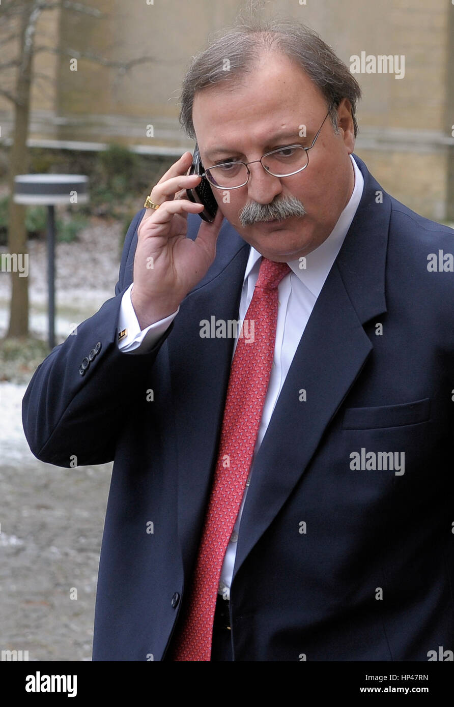 2011.02.02 LUSSEMBURGO. Grigol Vashadze Georgian Ministro degli Esteri usa il suo cellulare prima ha incontrato il ministro degli Affari esteri lussemburghese Jean Asselborn a Luxembo Foto Stock