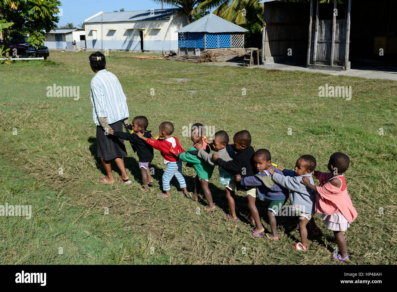 MADAGASCAR, Mananjary, tribù ANTAMBAHOAKA, fady, secondo le norme dei loro antenati twin i bambini sono un tabù e non accettata nella società, l'orfanotrofio FANATENANE Center si prende cura per gemelli abbandonati / MADAGASCAR, Zwillinge sind ein Fady oder Tabu beim Stamm der ANTAMBAHOAKA in der Regione Mananjary, Waisenhaus FANATENANE Centro Zwillingskinder betreut die ausgesetzt oder von ihren Eltern abgegeben wurden Foto Stock