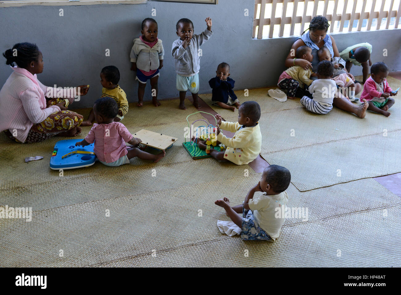 MADAGASCAR, Mananjary, tribù ANTAMBAHOAKA, fady, secondo le norme dei loro antenati twin i bambini sono un tabù e non accettata nella società, l'orfanotrofio FANATENANE Center si prende cura per gemelli abbandonati / MADAGASCAR, Zwillinge sind ein Fady oder Tabu beim Stamm der ANTAMBAHOAKA in der Regione Mananjary, Waisenhaus FANATENANE Centro Zwillingskinder betreut die ausgesetzt oder von ihren Eltern abgegeben wurden Foto Stock