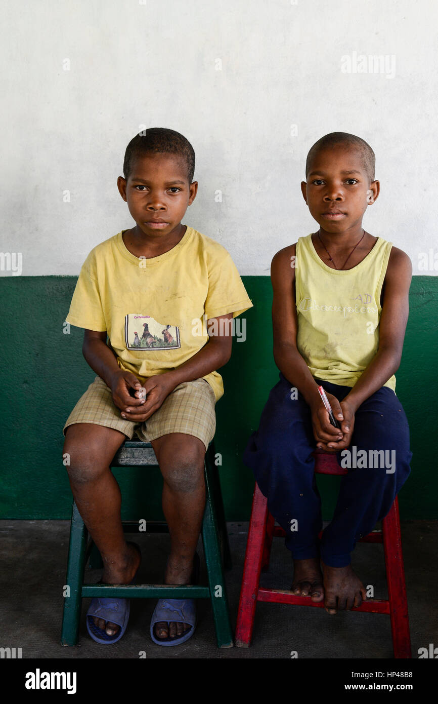 MADAGASCAR, Mananjary, tribù ANTAMBAHOAKA, fady, secondo le norme dei loro antenati twin i bambini sono un tabù e non accettata nella società, l'orfanotrofio TSARAZAZA Center si prende cura per gemelli abbandonati / MADAGASCAR, Zwillinge sind ein Fady oder Tabu beim Stamm der ANTAMBAHOAKA in der Regione Mananjary, Waisenhaus TSARAZAZA Centro Zwillingskinder betreut die ausgesetzt oder von ihren Eltern abgegeben wurden, Zwillinge PIERRE (links) und andré (rechts) Foto Stock