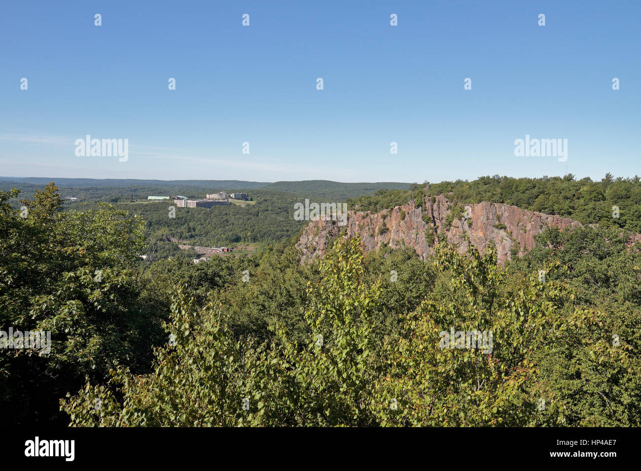 Vista in direzione di Quinnipiac University York Hill Campus TD Bank Centro sportivo da Gigante Dormiente (noto anche come il Monte Carmelo) State Park, vicino a Ne Foto Stock