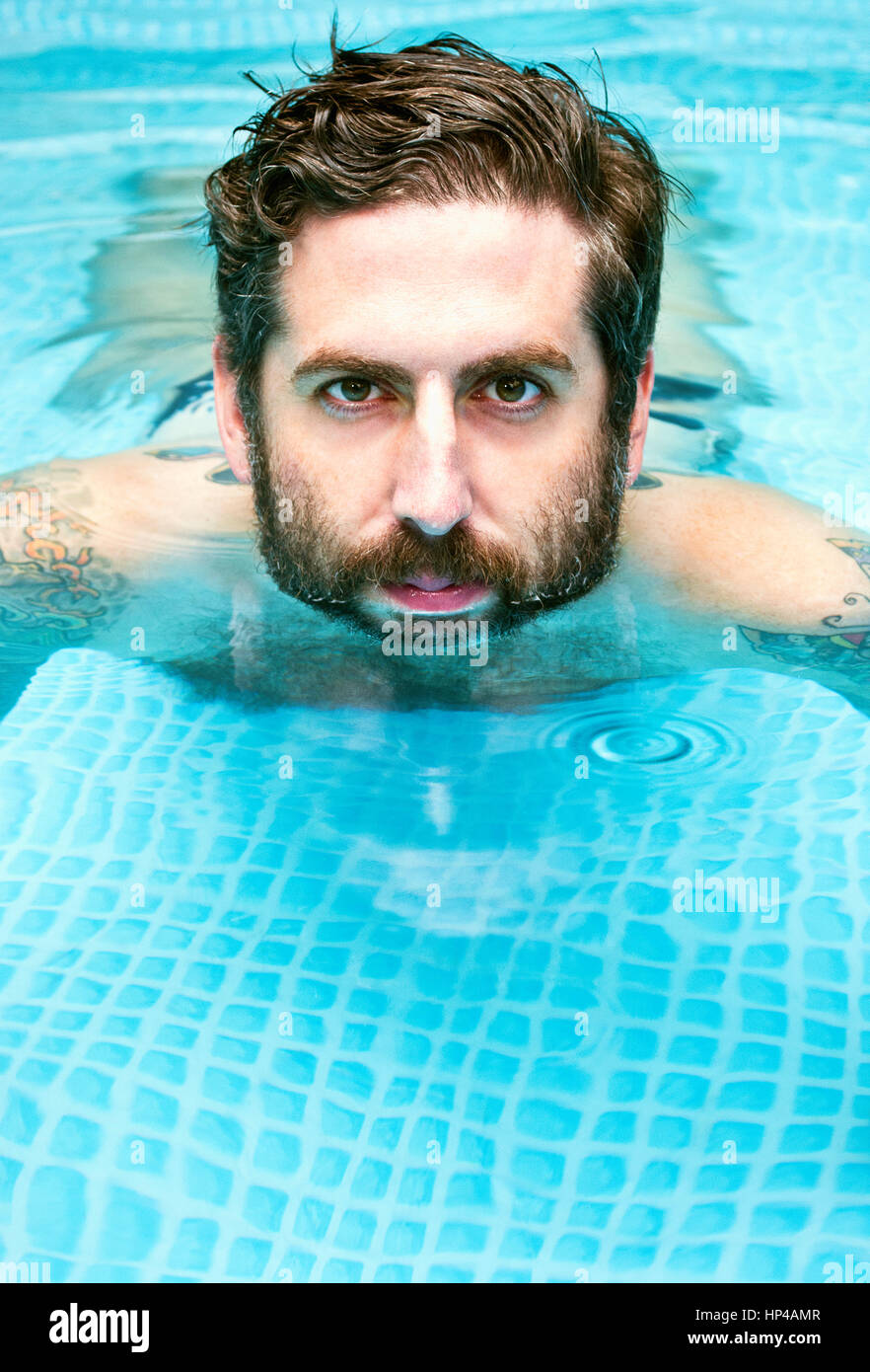 Un uomo in una piscina. Foto Stock