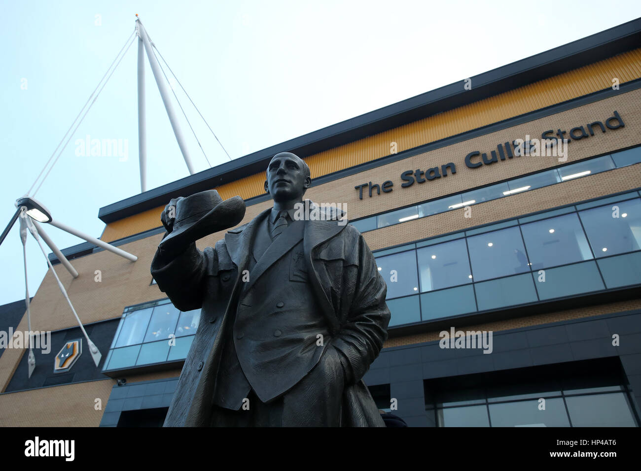 Il Stan Cullis statua fuori dallo stadio prima della Emirates FA Cup, quinto round corrispondono a Molineux, Wolverhampton. Foto Stock