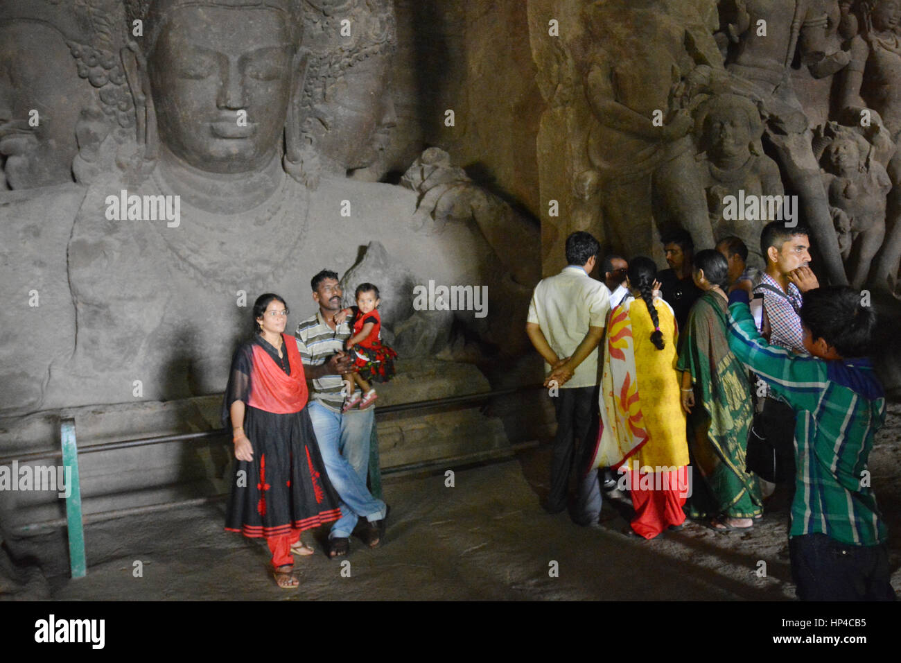 Mumbai, India - 18 Ottobre 2015 - isola Elephanta vicino a Mumbai con turisti indiano Foto Stock