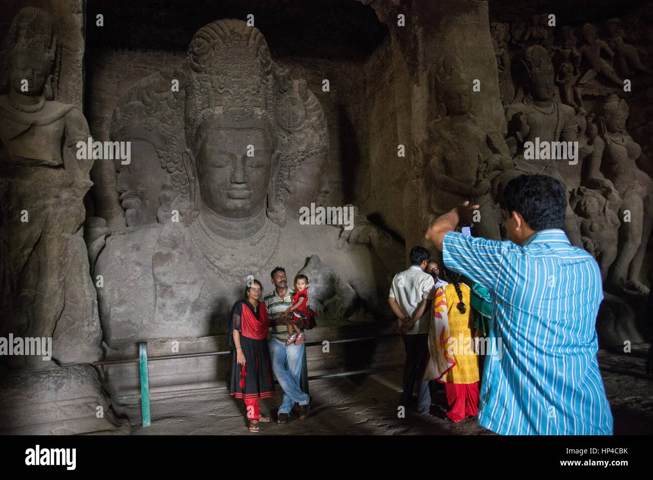 Mumbai, India - 11 dicembre 2016 - isola Elephanta vicino a Mumbai con turisti indiano Foto Stock