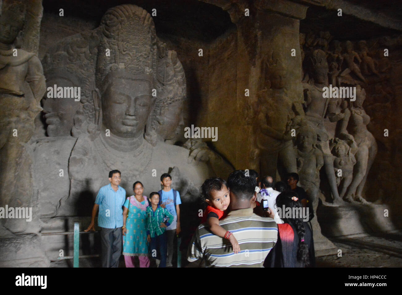 Mumbai, India - 18 Ottobre 2015 - isola Elephanta vicino a Mumbai con turisti indiano Foto Stock