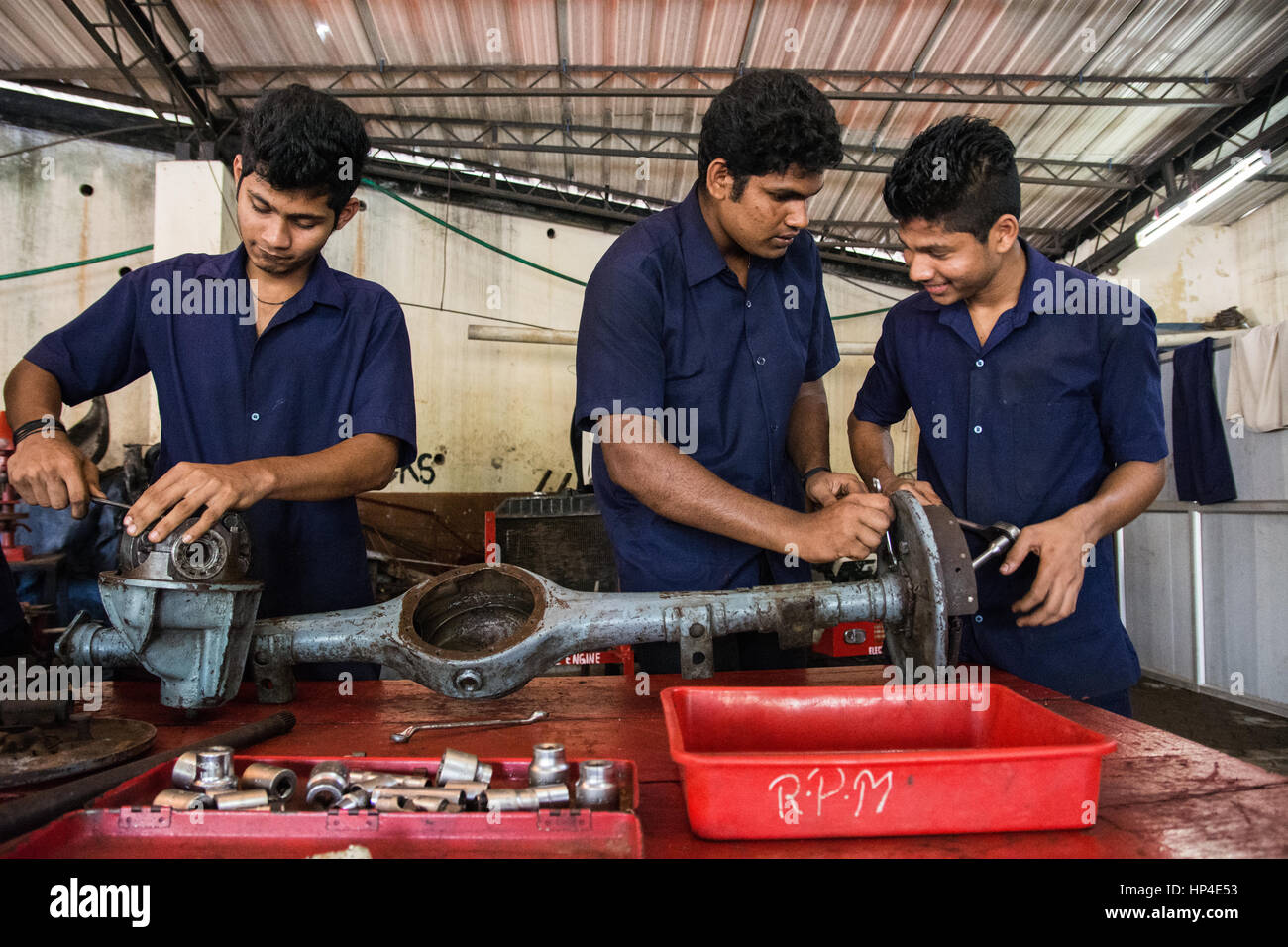 Mumbai, India - 11 dicembre 2016 - Teenager che fissa un asse nel centro di istruzione powered by europea organizzazione di beneficenza Foto Stock