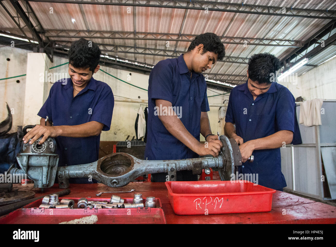 Mumbai, India - 11 dicembre 2016 - Teenager che fissa un asse nel centro di istruzione powered by europea organizzazione di beneficenza Foto Stock