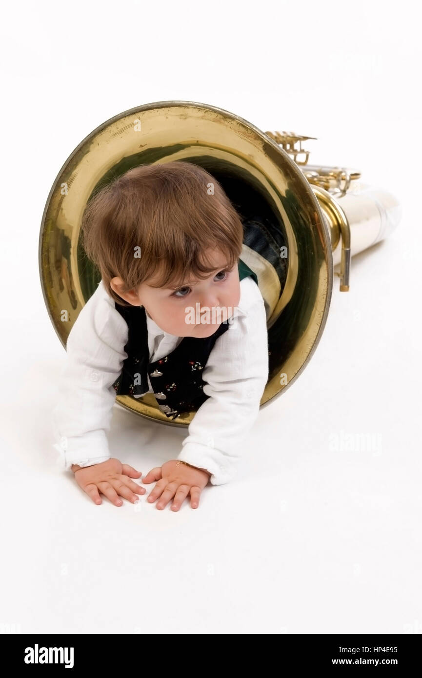 Modello rilasciato , Kleines Maedchen, 1 Jahr, krabbelt aus Tuba - bambina in tuba Foto Stock