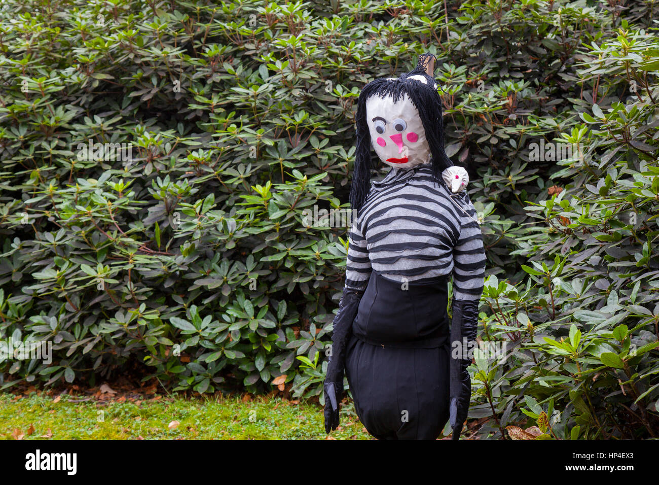 Malvagio "Cruella De Vil" Stuffed Evil Witch Evil Queen Maleficent. La caricatura e i suoi cani dalmati al Wray Scarecrow Festival, istituito nel 1995, si svolge ogni anno, con un tema diverso. Foto Stock
