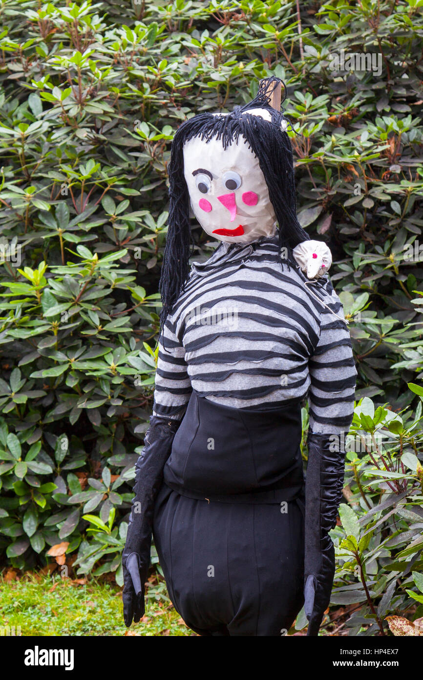 Il malvagio personaggio di Cruella De Vil, caricatura e i suoi cani dalmati al Wray Scarecrow Festival, istituito nel 1995, si svolge ogni anno, con un tema diverso. Foto Stock