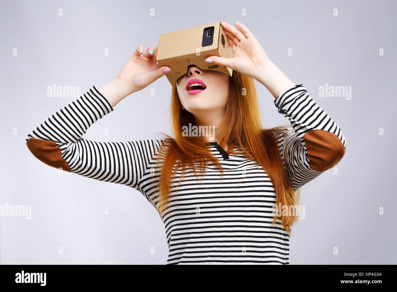 Ragazza guardando casella vr Foto Stock