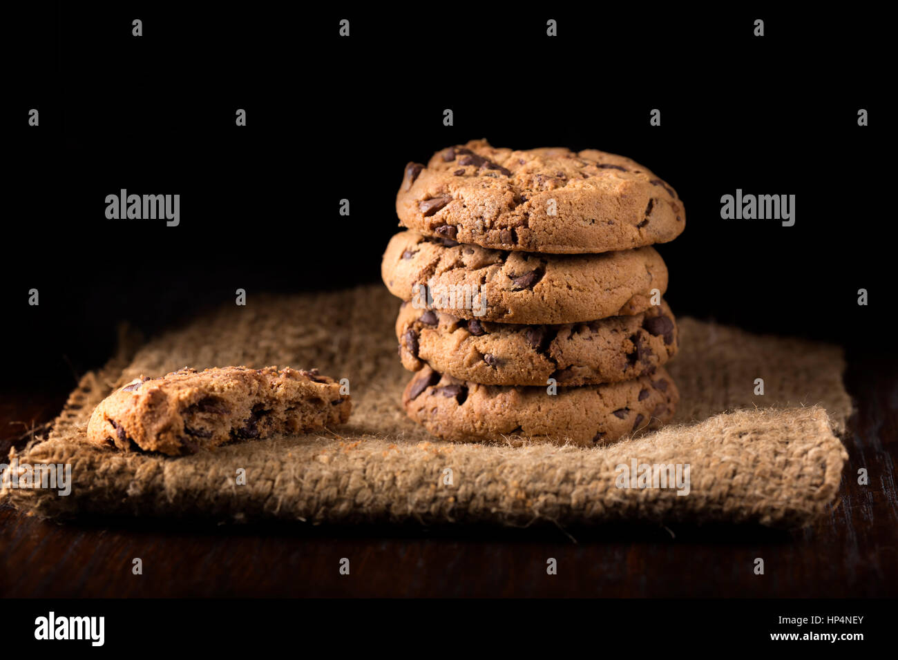 Pila di dolci biscotti al cioccolato su sfondo scuro Foto Stock