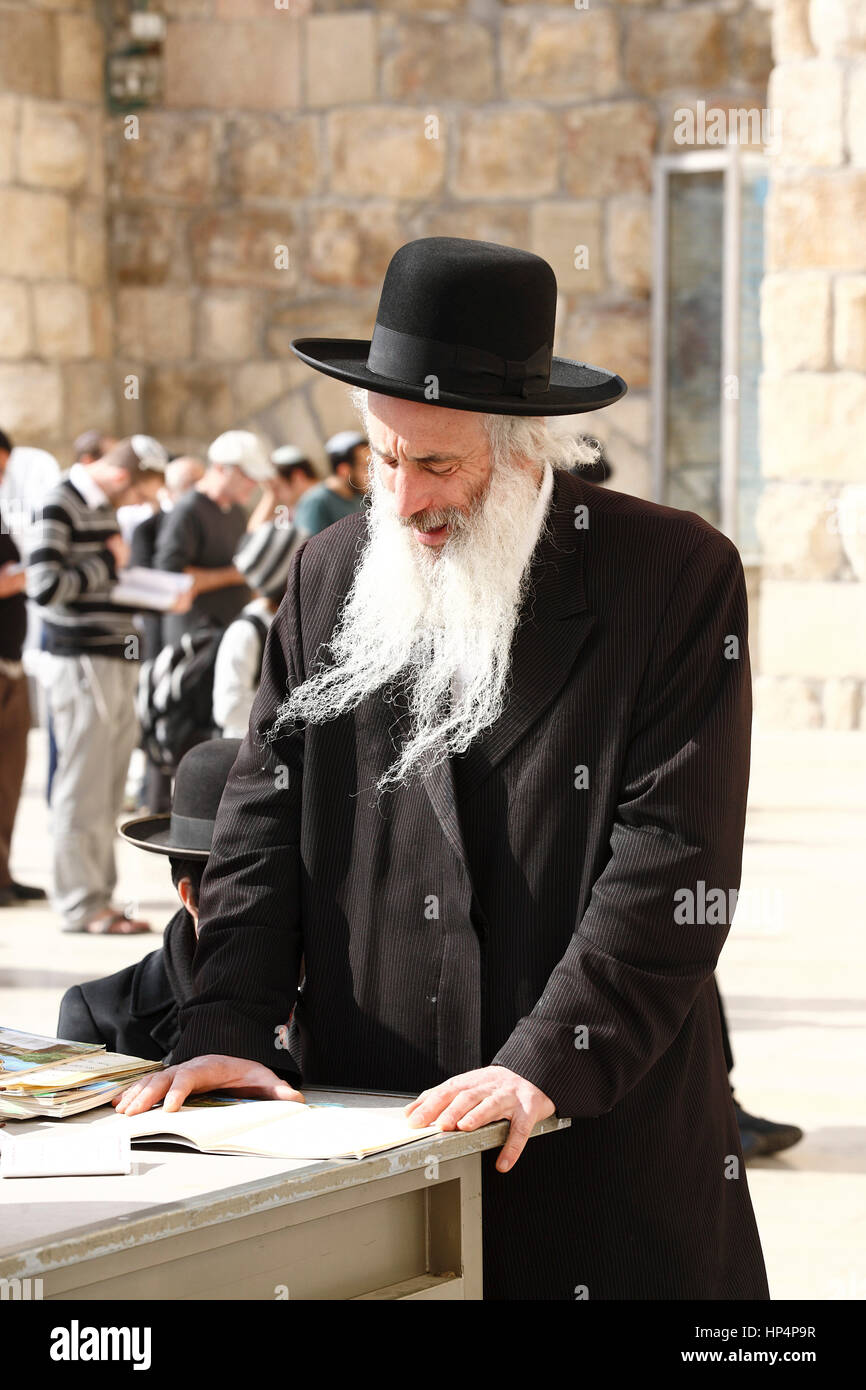 Ultra-ebrea ortodossa uomo leggendo un libro al muro occidentale. La città vecchia di Gerusalemme, Israele Foto Stock