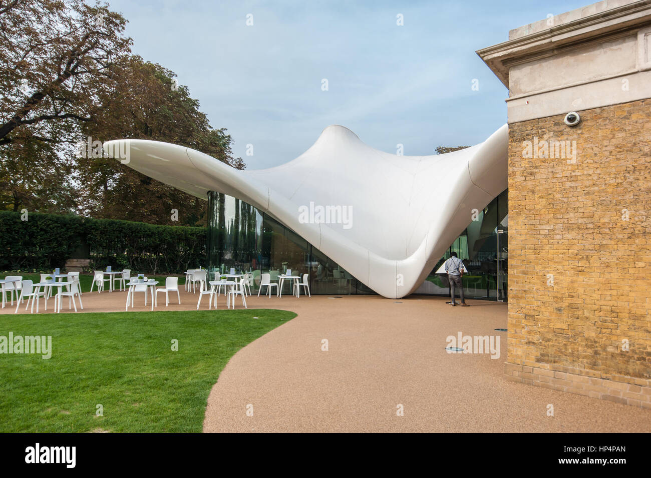 La Serpentine Sackler Gallery in Kensington Gardens, Londra, progettato da Zaha Hadid Architects Foto Stock