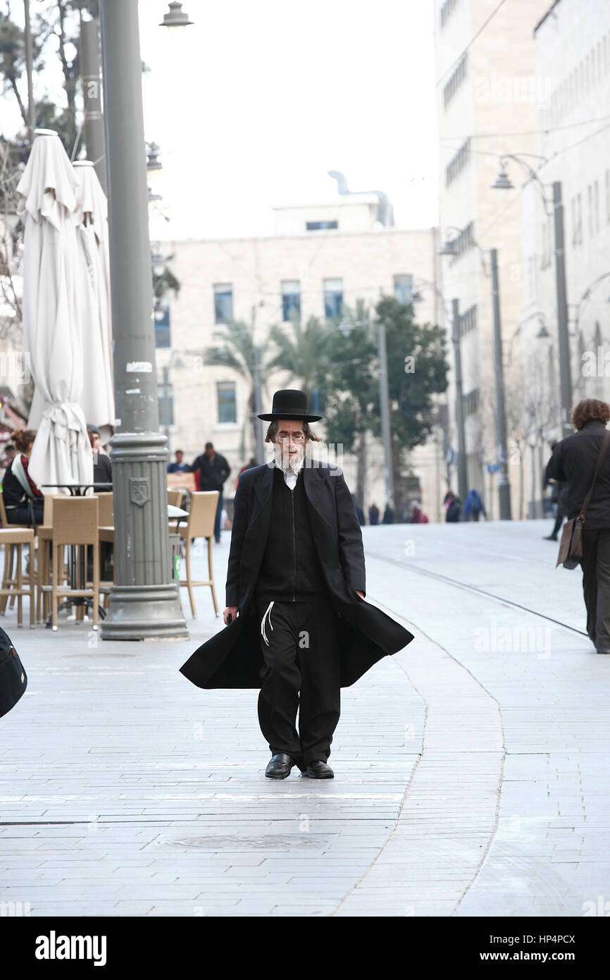 Ultra-ebreo ortodosso a piedi a Jaffa street nella parte occidentale di Gerusalemme, Israele Foto Stock