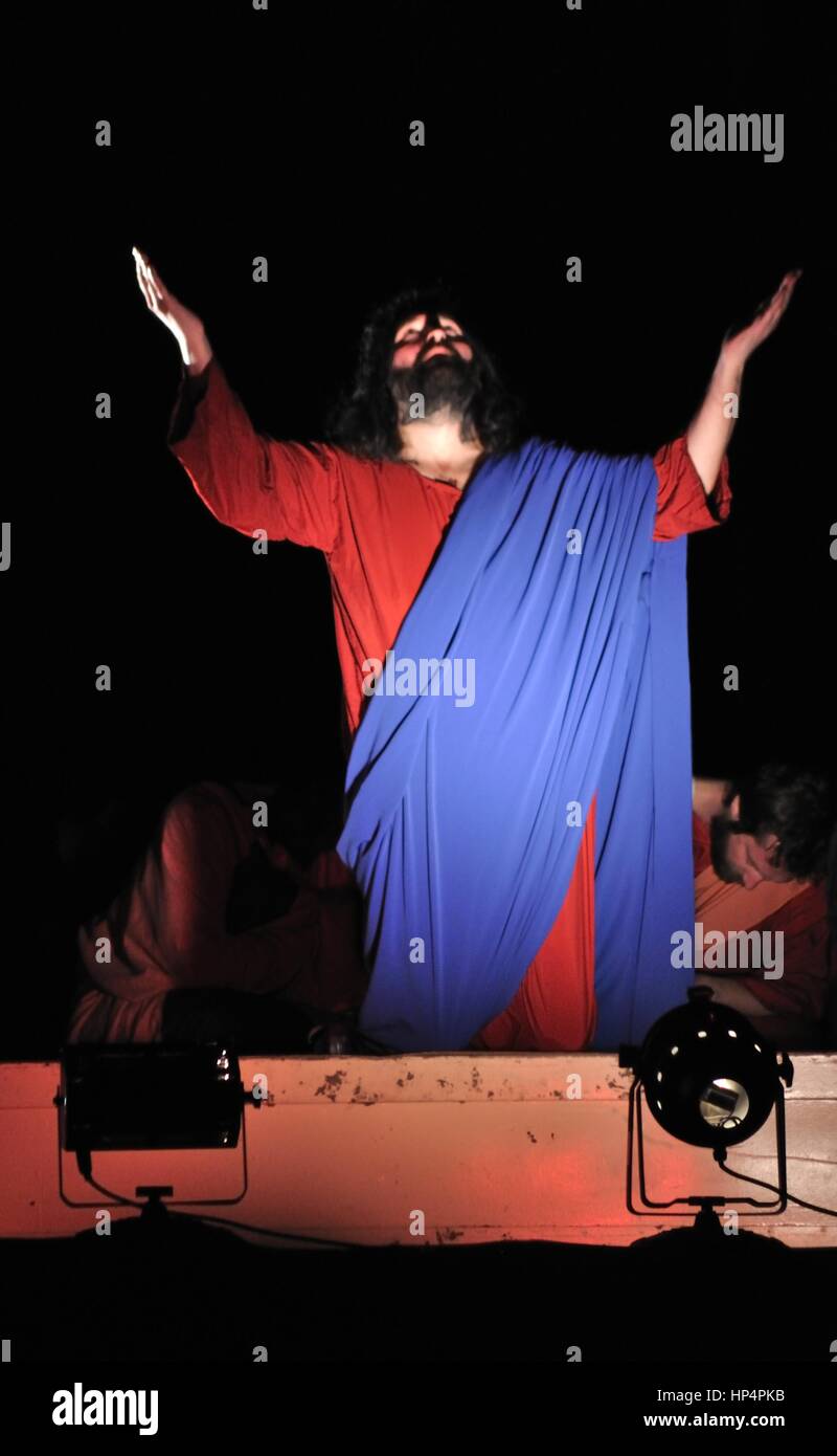Attore rievoca Gesù nel giardino del Getsemani. Lo spettacolo all'aperto, diretto da Artur Piotrowski. Foto Stock