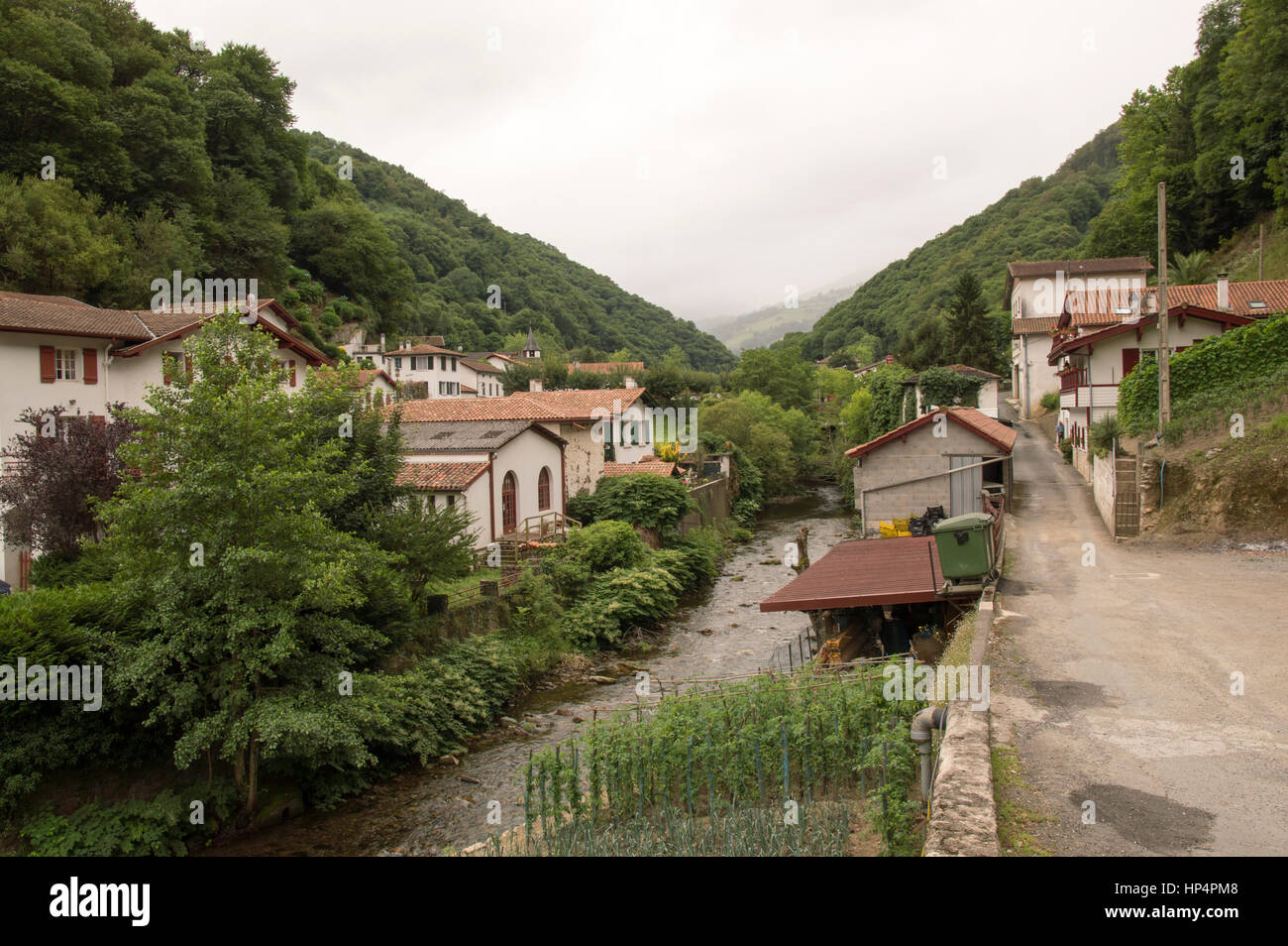 Camino de Santiago da Saint Jean Pied de Port a Roncisvalle via Valcarlos  Foto stock - Alamy