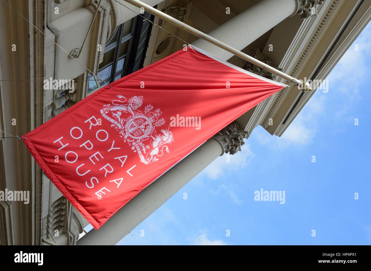 Il Covent Garden Londra Inghilterra, Regno Unito - 16 agosto 2016: Bandiera rossa della Royal Opera House set ad angolo Foto Stock
