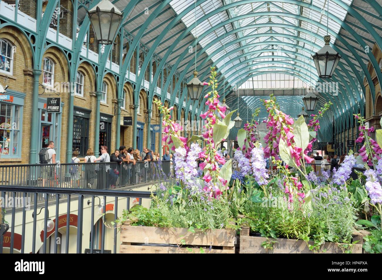 Il Covent Garden Londra Inghilterra, Regno Unito - 16 agosto 2016: Centrale Piazza Convento giardino con fiori in primo piano Foto Stock