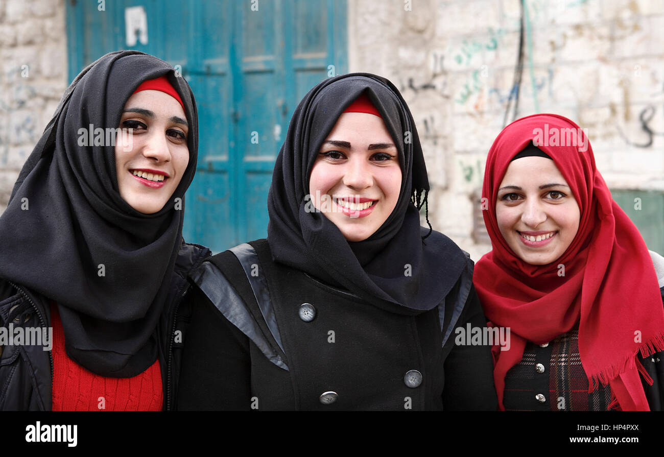 Tre giovani donne musulmane sorridente in città vecchia, Betlemme, Central West Bank, Palestina, Israele Foto Stock