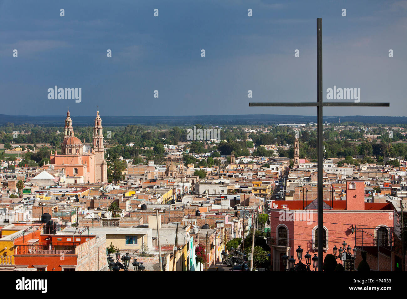 Vista dall 'El Calvario". In background Parroquia de la Asunción de María, Lagos de Moreno, Jalisco, Messico Foto Stock