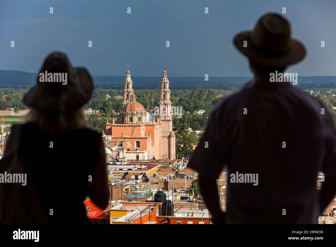 Vista dall 'El Calvario'.giovane, in background Parroquia de la Asunción de María, Lagos de Moreno, Jalisco, Messico Foto Stock