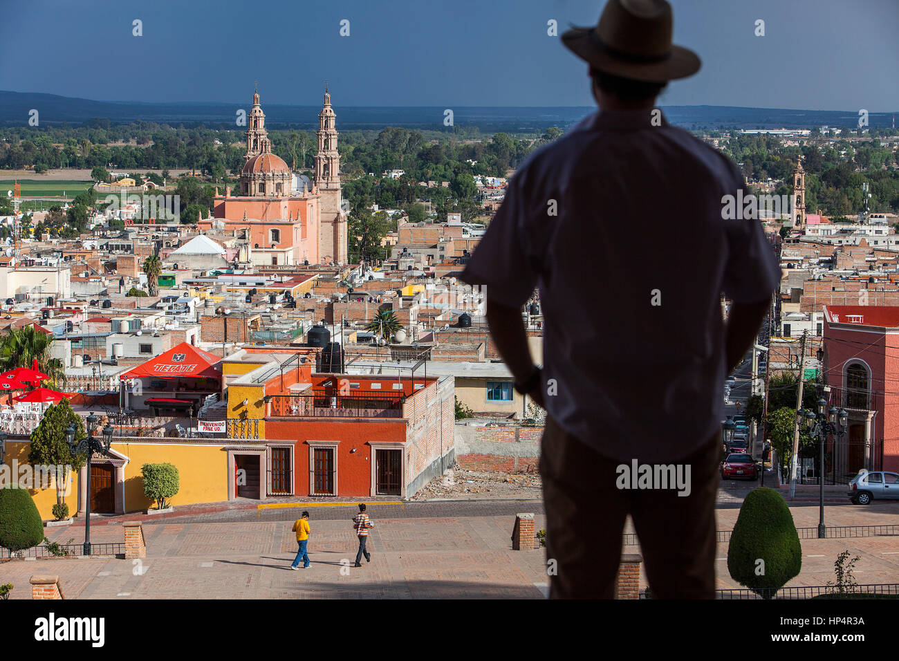 Vista dall 'El Calvario". L'uomo, in background Parroquia de la Asunción de María, Lagos de Moreno, Jalisco, Messico Foto Stock