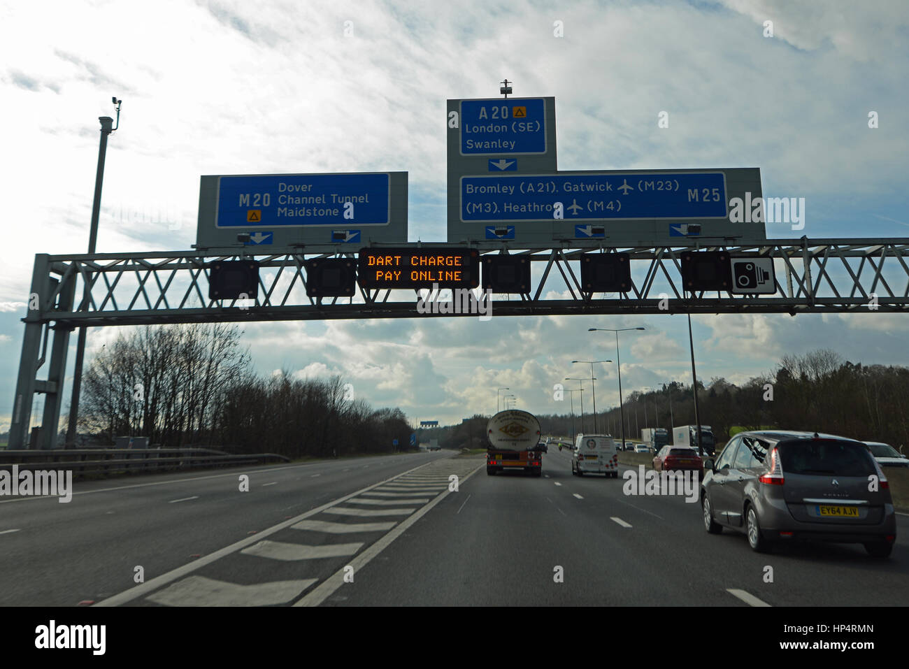 M25 gantry a Dartford Kent, diretto a sud, con promemoria di pagare la tassa Dart Foto Stock