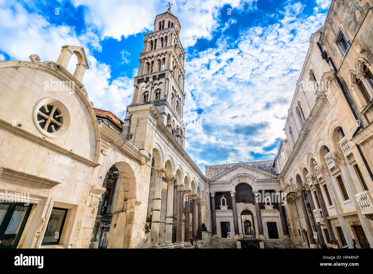 Vista panoramica al famoso punto di riferimento nella citta di Spalato, il Palazzo di Diocleziano è vista. Foto Stock