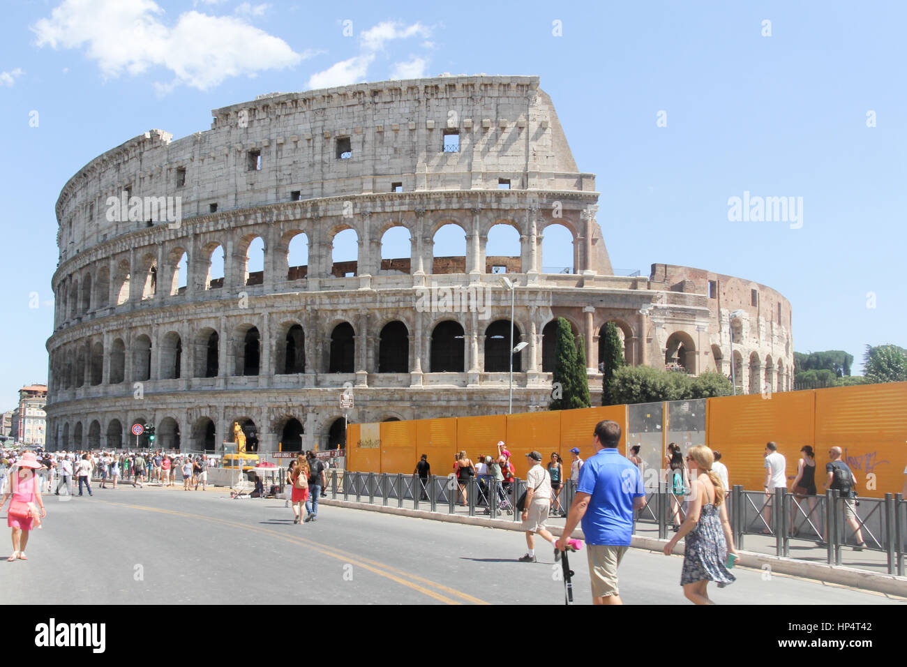 I turisti sul loro modo al Colosseo a Roma, Italia Foto Stock