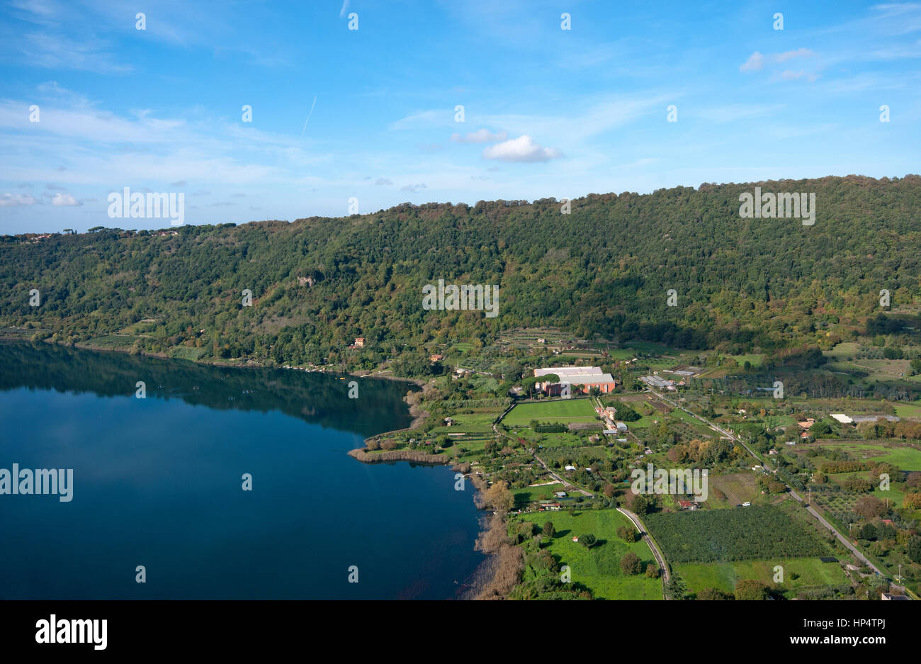 Il lago di Nemi e Museo delle Navi Romane, Lazio, Italia Foto Stock