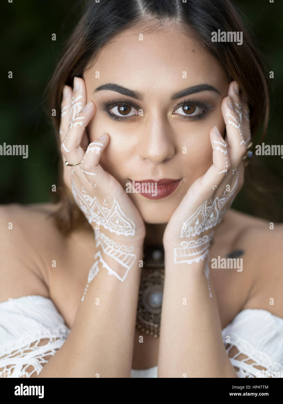 Bohemian donna con il bianco henna sulle mani Foto Stock