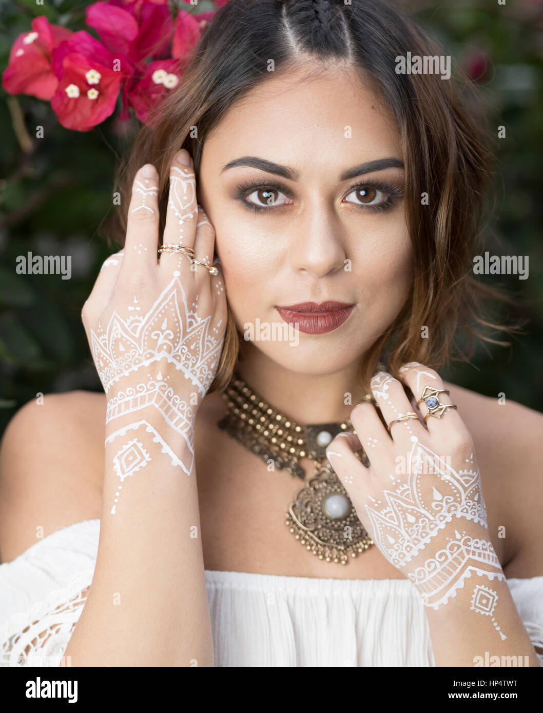 Bohemian donna con il bianco henna sulle mani Foto Stock