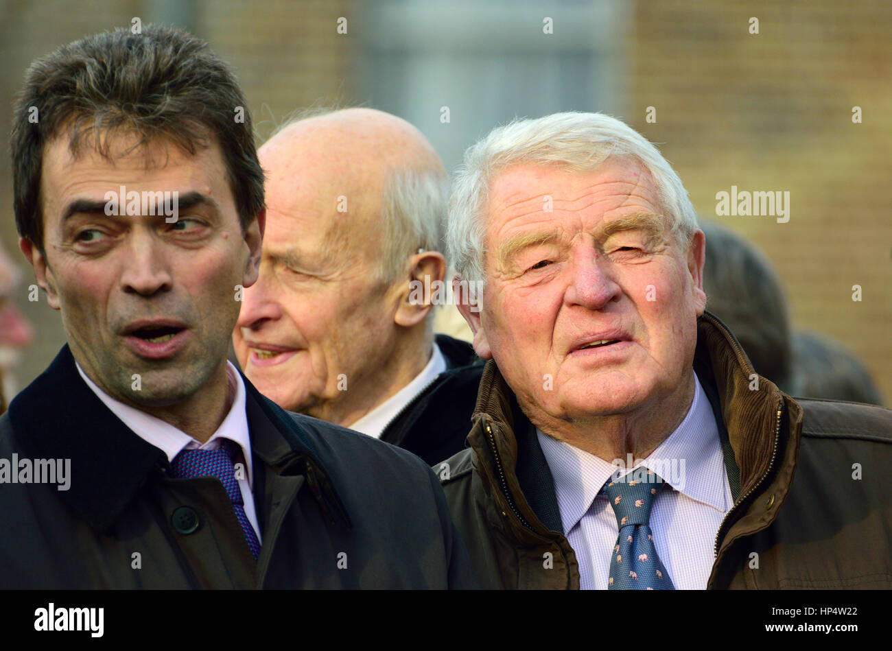 Paddy Ashdown / Barone Ashdown di Norton-sub Hamdon, con Tom freno MP a caso su College Green, Westminster accogliente neo-eletto MP per Richmond P Foto Stock