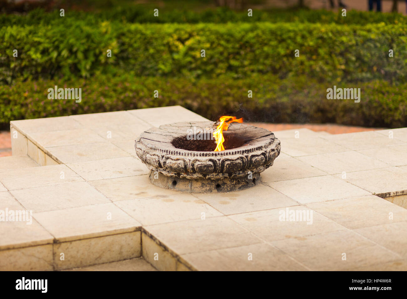 Pace eterna fiamma, lumbini zona monastica Foto Stock