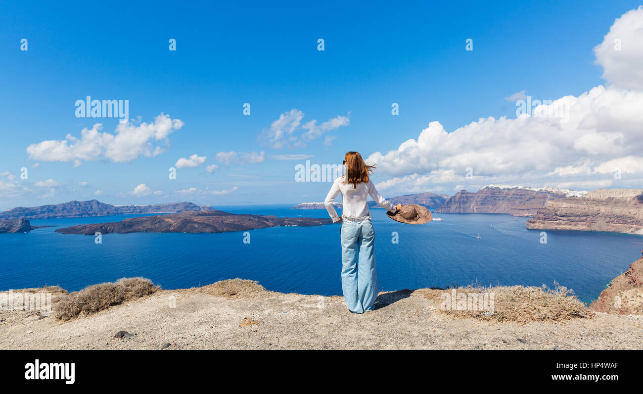 Giovane donna in grande cappello sul beach - Santorini Island, Grecia Foto Stock