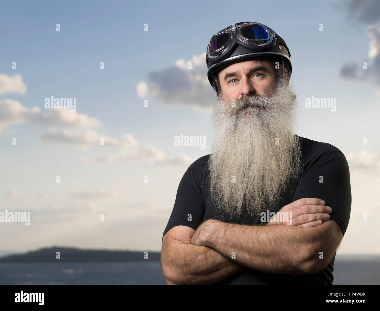 Biker con la barba e un casco Foto Stock